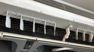 【施工事例】外からも見える内部の汚れ【施工事例】|リビング10畳用エアコンをスッキリ洗浄(お掃除機能なし・約2年ぶり)